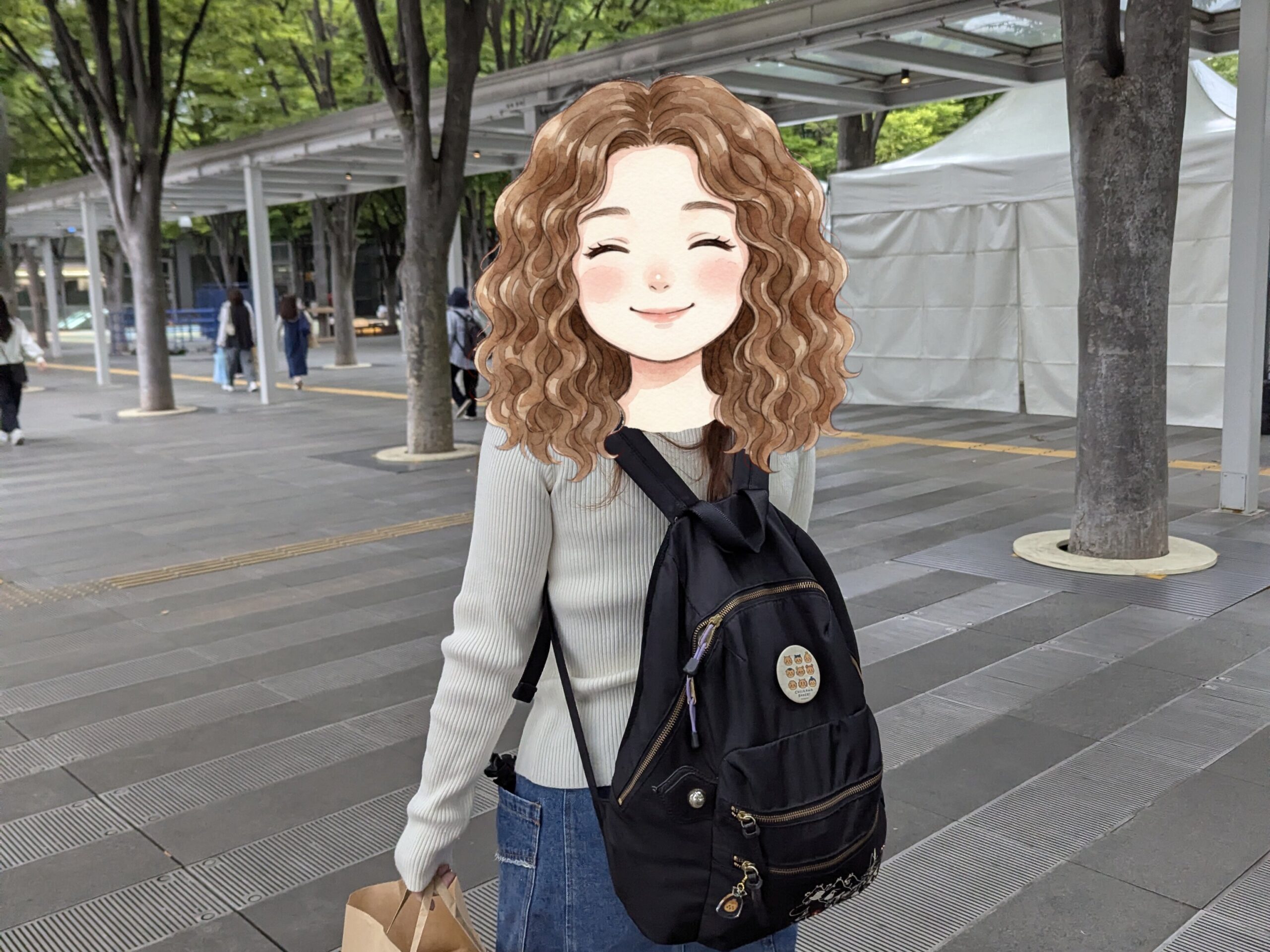 新緑の並木道を紙袋を手に歩く女性の後ろ姿