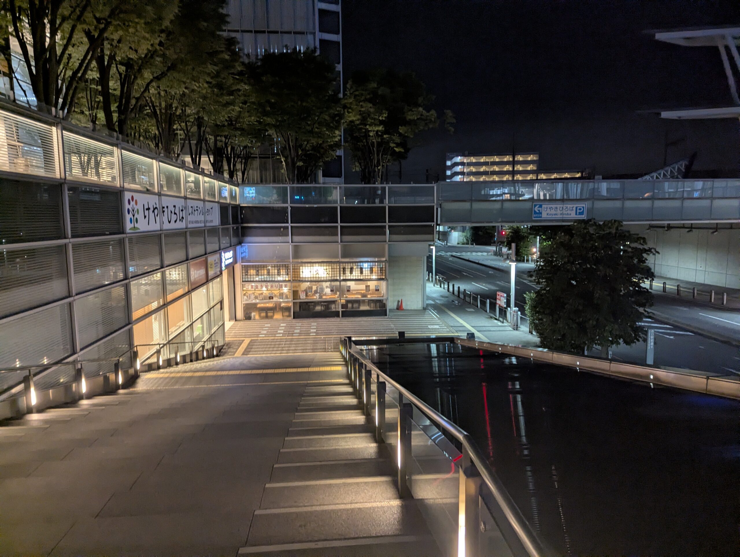 夜のさいたまスーパーアリーナ周辺の水辺と階段の夜景