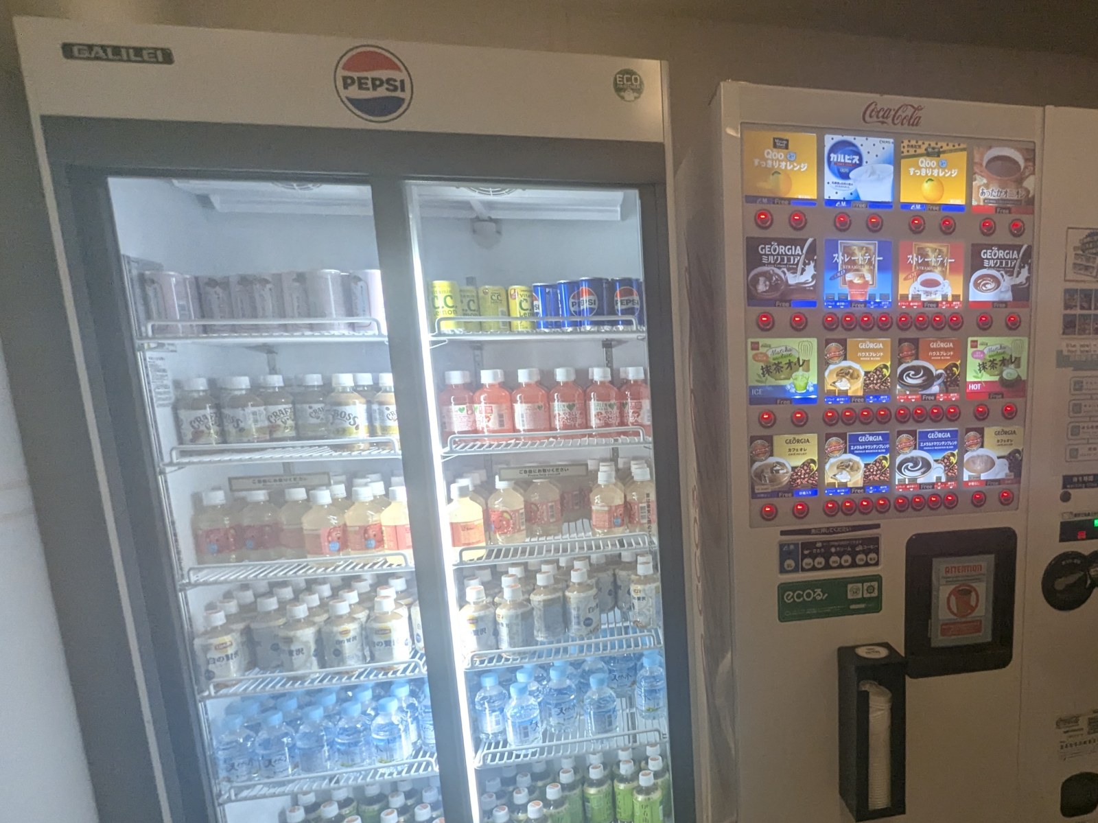 猫カフェモカラウンジ新宿店のドリンクバー。左に冷蔵ケース、右にドリンクマシンが並び、各種ソフトドリンクが揃う